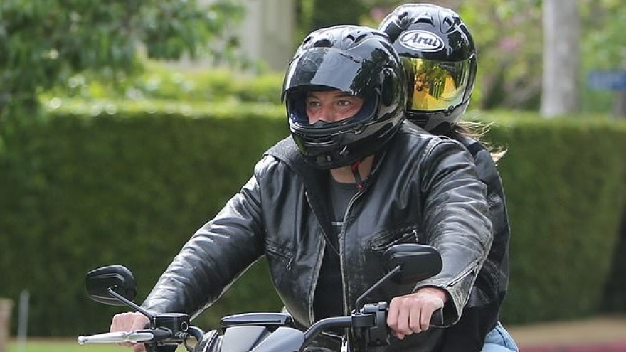 Ben Affleck lái mô tô chở bạn gái xinh đẹp đi dạo phố