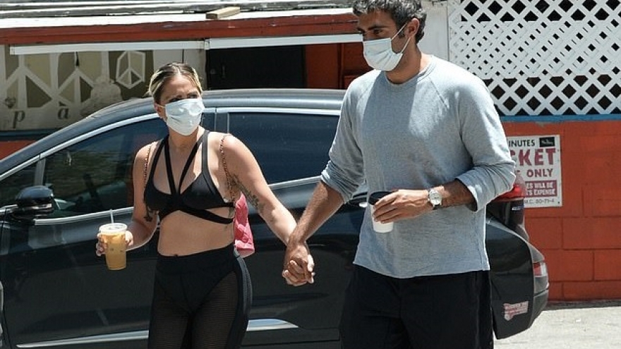 Lady Gaga mặc đồ “kiệm vải” ra phố uống cafe cùng bạn trai doanh nhân