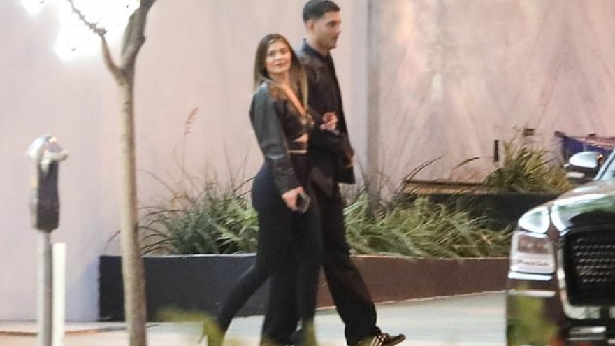 Kylie Jenner khoác tay “trai lạ” đi tiệc tùng lúc nửa đêm
