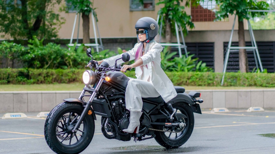 Hoa hậu H’Hen Niê cực ngầu, lái xe mô tô phân khối lớn