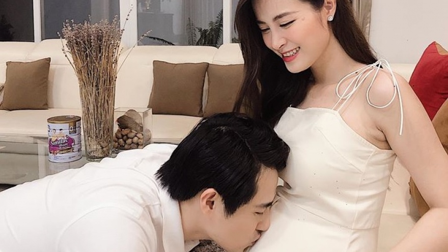 Đông Nhi khoe “cú đạp” đầu tiên của con khiến chồng ganh tỵ