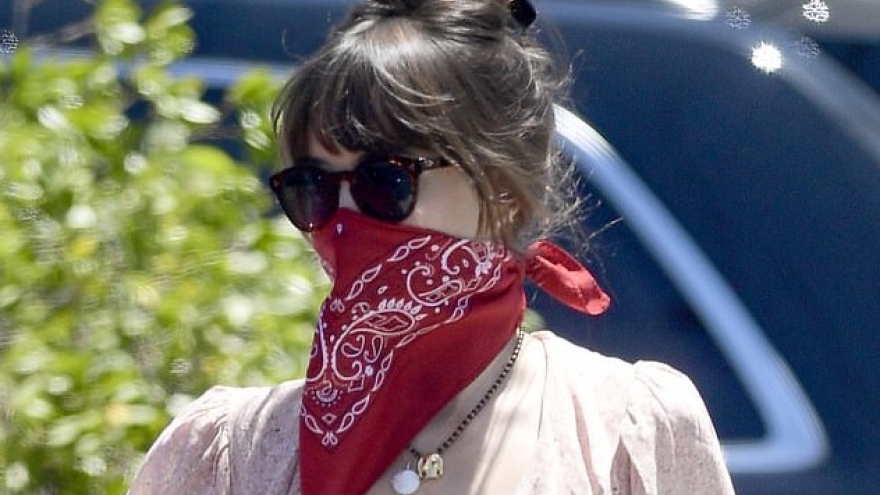 Mỹ nhân “50 sắc thái” dùng khăn che miệng ra phố trong ngày nắng nóng