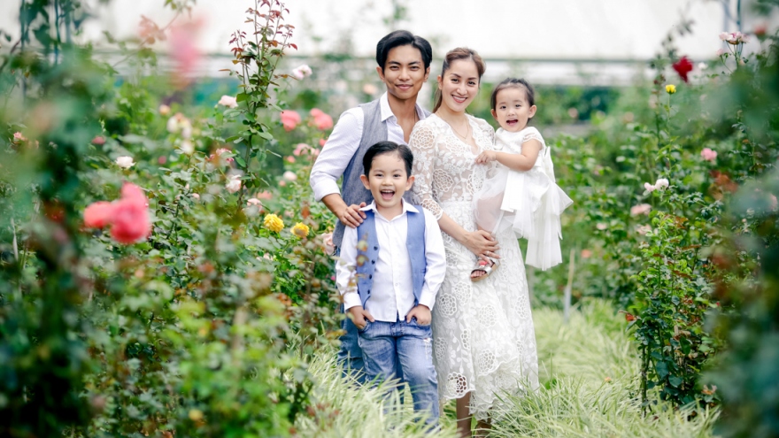 Khánh Thi-Phan Hiển xúc động khi con gái sinh non đã tròn 2 tuổi