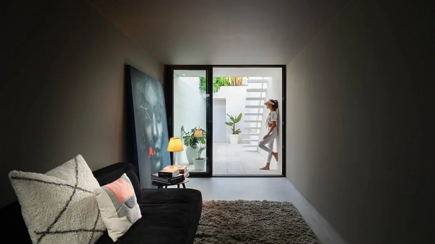 Cô gái trẻ xây nhà có giếng trời để tắm nắng và thư giãn