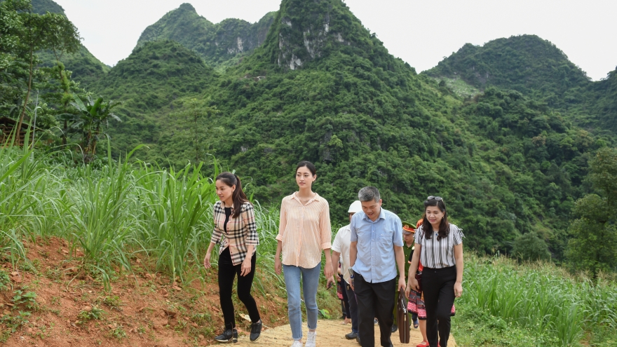 Hoa hậu Lương Thùy Linh về Cao Bằng khánh thành con đường hơn 2 tỷ