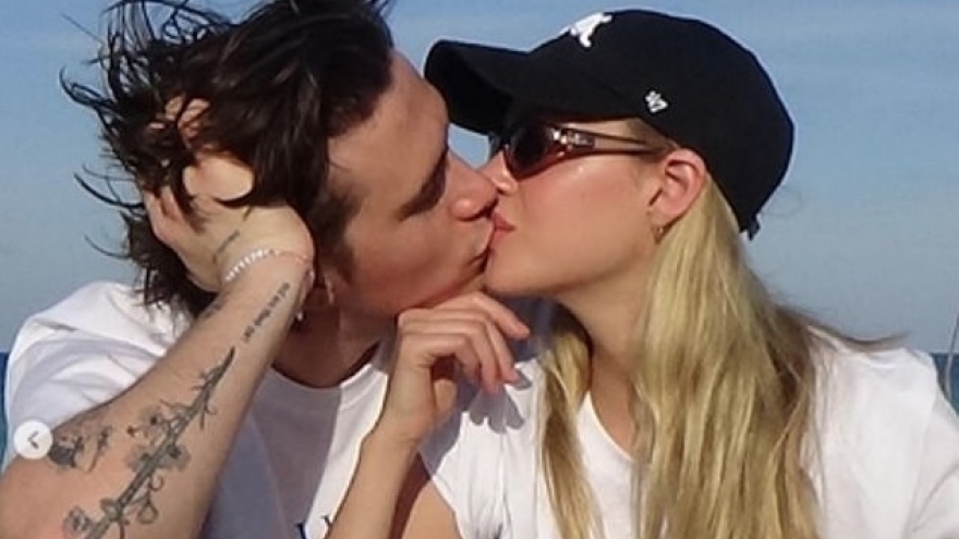 Cậu cả nhà Vic - Beck mặc áo đôi, ngọt ngào hôn bạn gái xinh đẹp