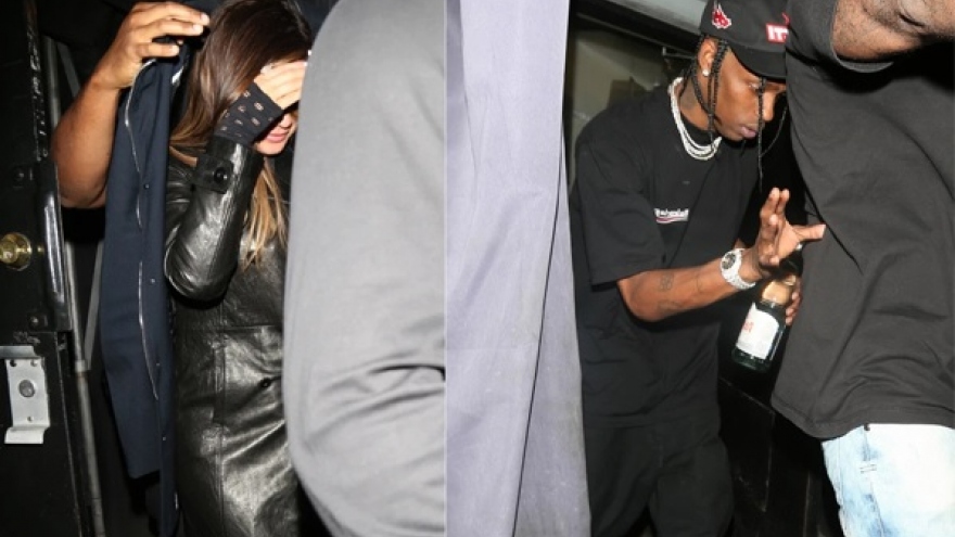 Tỷ phú Kylie Jenner mặc đồ đồng điệu đi chơi cùng tình cũ lúc nửa đêm