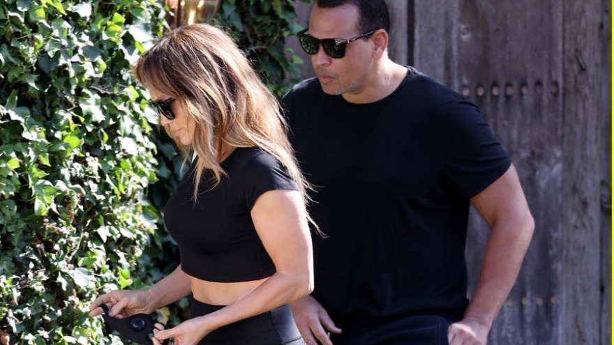 Jennifer Lopez và hôn phu kém 6 tuổi vui vẻ tìm thuê biệt thự ven biển