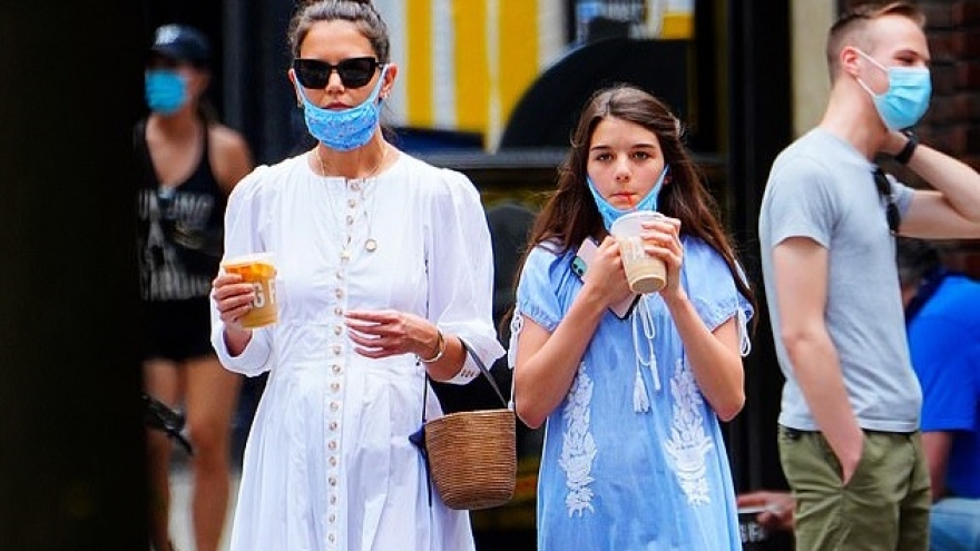 Con gái Tom Cruise ra dáng thiếu nữ khi đi mua cà phê cùng mẹ