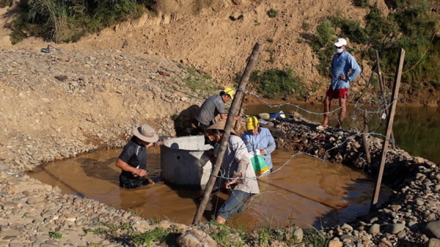 Dưới nắng hạn, thầy và trò vùng cao Quảng Bình đào giếng tìm nước