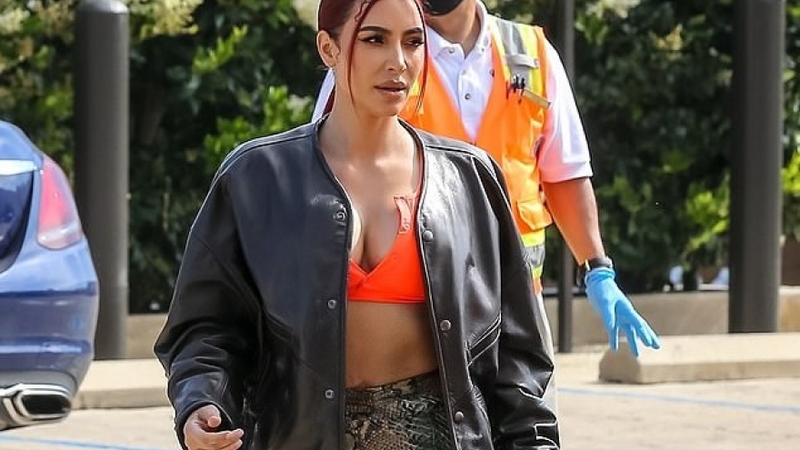 Kim Kardashian nhuộm tóc đỏ, mặc đồ gợi cảm đi ăn trưa cùng chồng