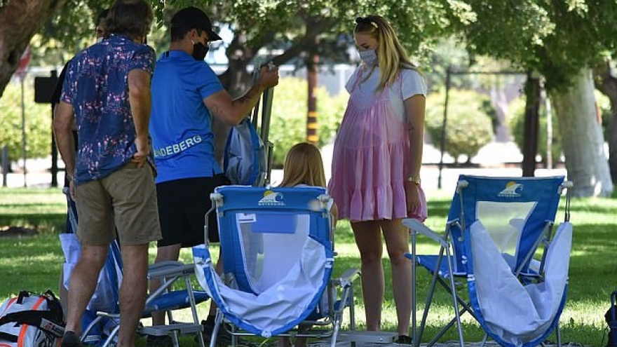 Sophie Turner mặc đầm babydoll, ôm bụng bầu đi dã ngoại cùng chồng