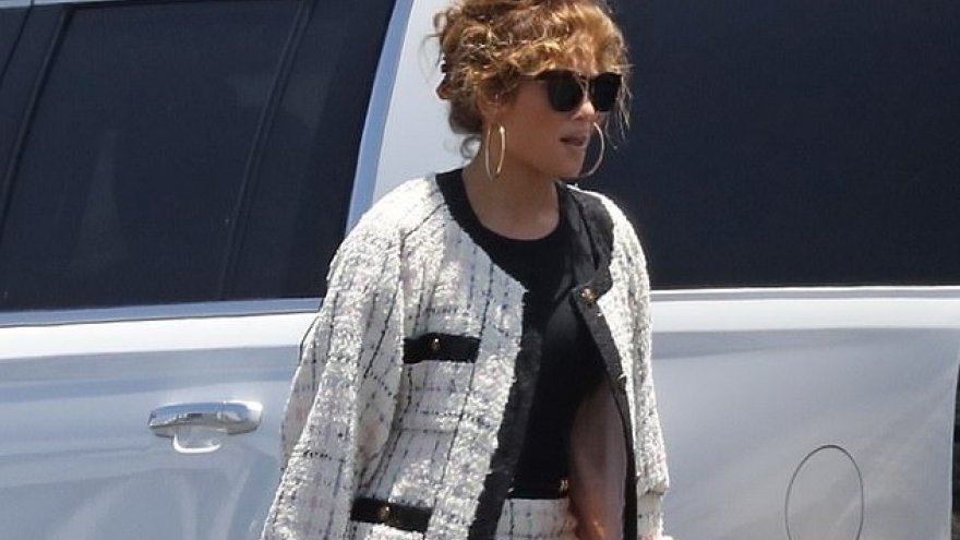 Jennifer Lopez mặc đồ hiệu, đi chơi bằng máy bay riêng cùng bạn trai