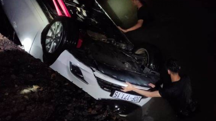 Xe ô tô chở 5 người lao xuống biển ở Quảng Ninh, 4 người nguy kịch