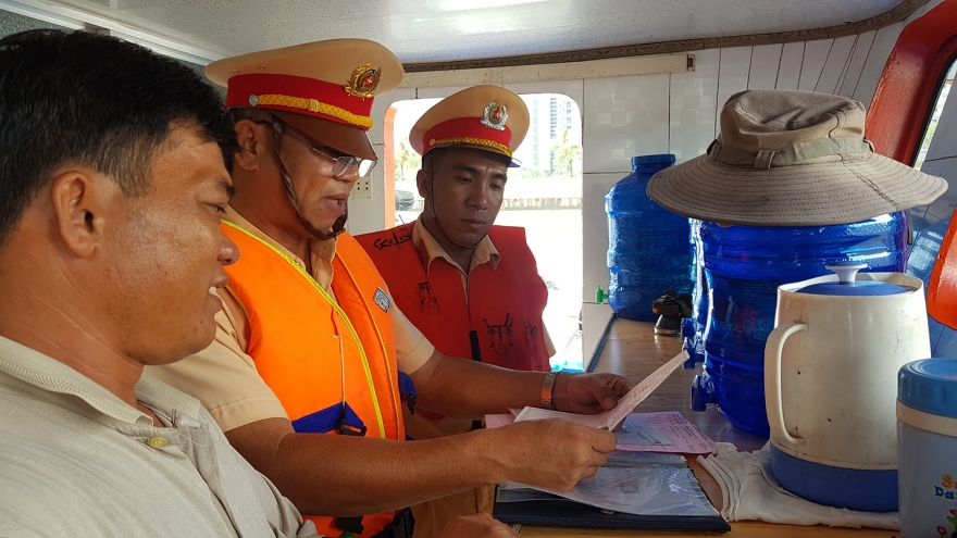 Phương tiện bất chấp cảnh báo, cố tình vi phạm ATGT đường thủy