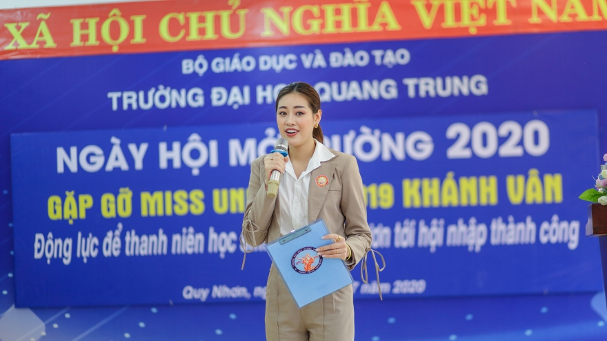 Hoa hậu Khánh Vân diện tuxedo song ca cùng học sinh tại Bình Định