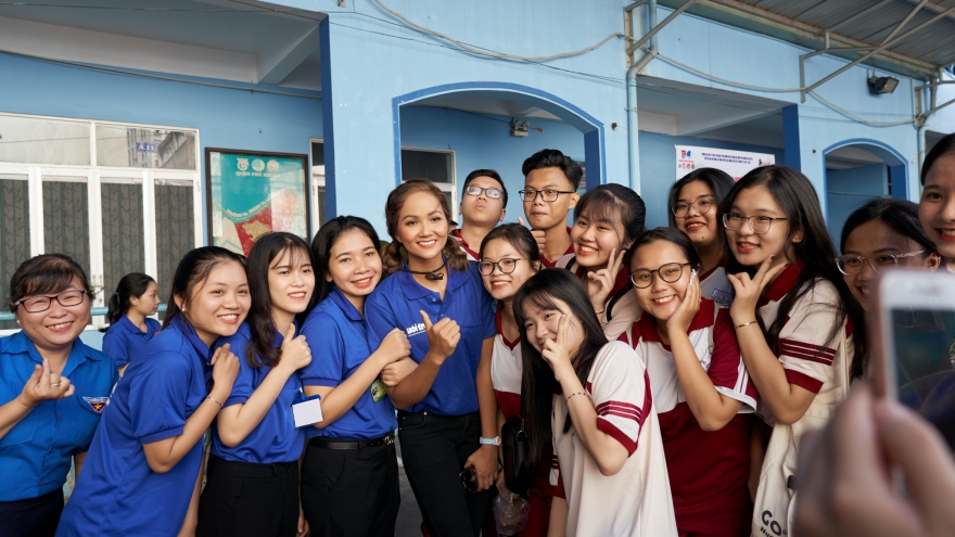 H’Hen Niê thắt bím tóc tham dự lễ ra quân chiến dịch “Mùa hè xanh “