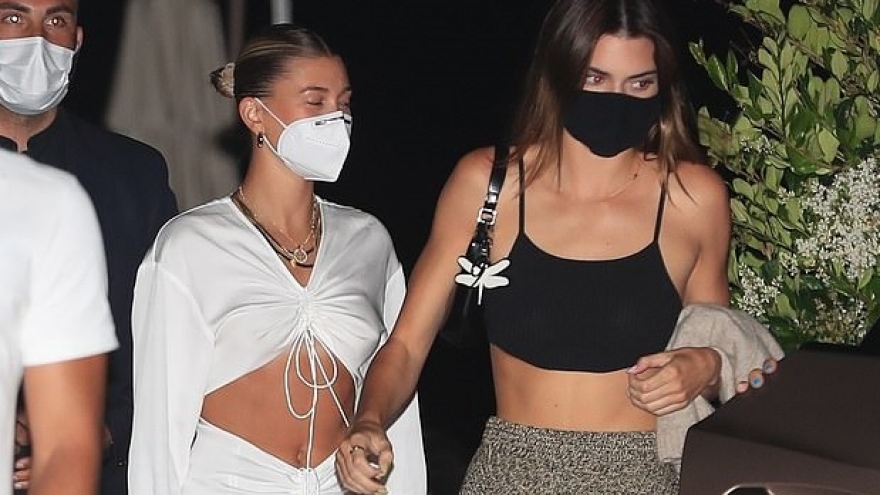 Vợ Justin Bieber mặc đồ cut-out gợi cảm đi ăn cùng Kendall Jenner