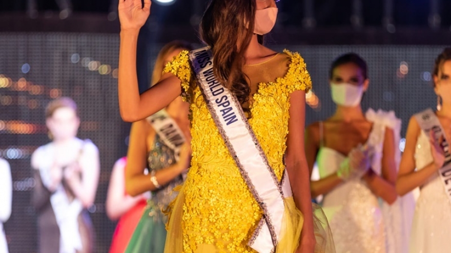 Hoa hậu Thế giới Tây Ban Nha 2020 phải đeo khẩu trang lúc đăng quang