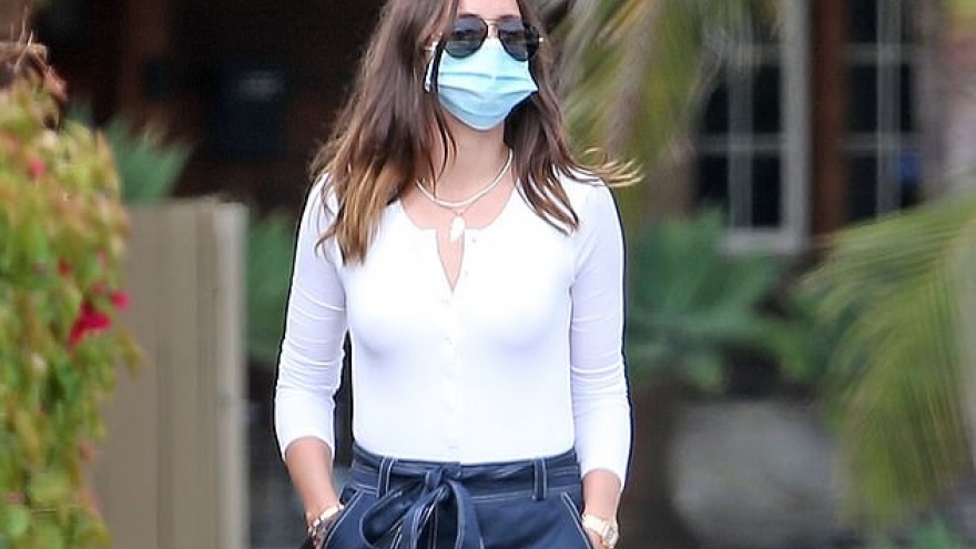 Bạn gái xinh đẹp của Ben Affleck một mình dắt thú cưng đi dạo phố