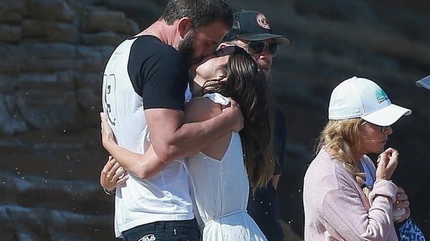 Ben Affleck và bạn gái xinh đẹp hôn nhau ngọt ngào trên bãi biển