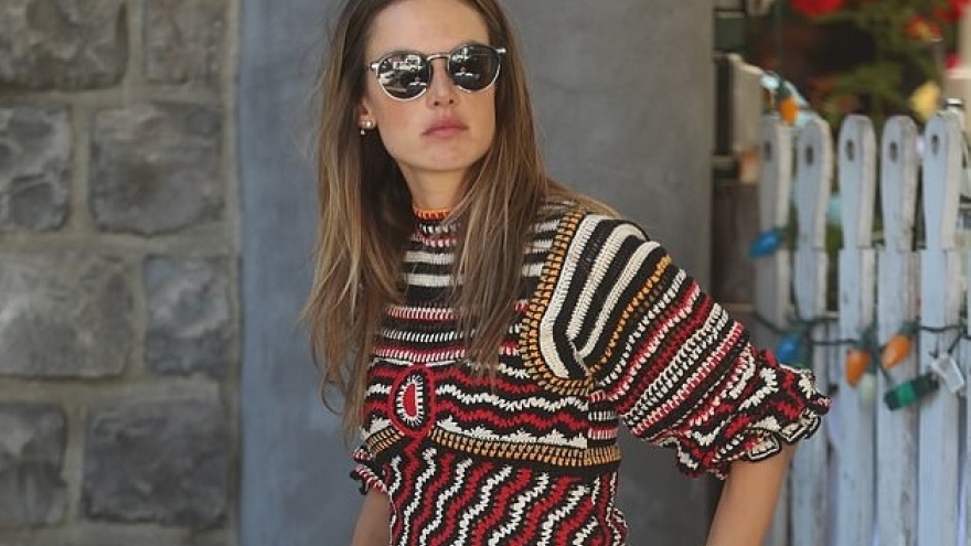 Alessandra Ambrosio khoe chân thon dáng đẹp, một mình đi ăn trưa ở Mỹ