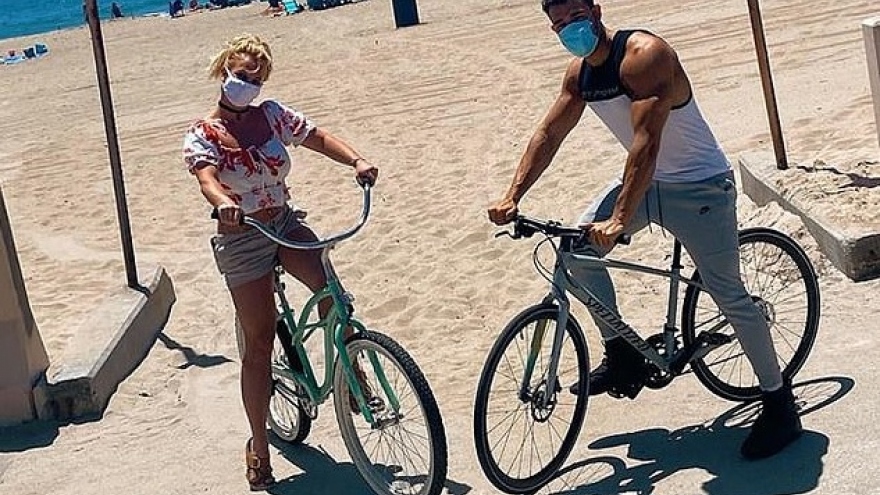 Britney Spears và bạn trai kém tuổi vui vẻ đạp xe trên bãi biển