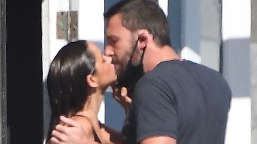 Ben Affleck ngọt ngào “khóa môi” bạn gái xinh đẹp trên phim trường