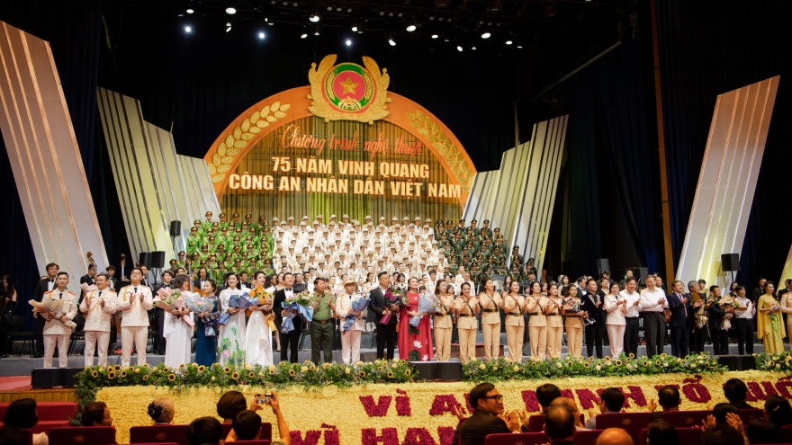 Toàn cảnh chương trình nghệ thuật “75 năm vinh quang CAND Việt Nam”