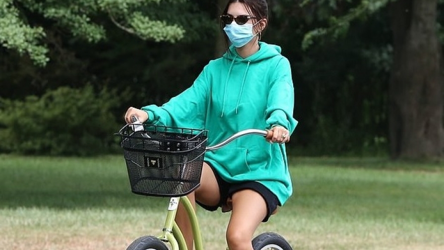 “Thiên thần” Emily Ratajkowski mặc đồ khỏe khoắn đi đạp xe cùng chồng