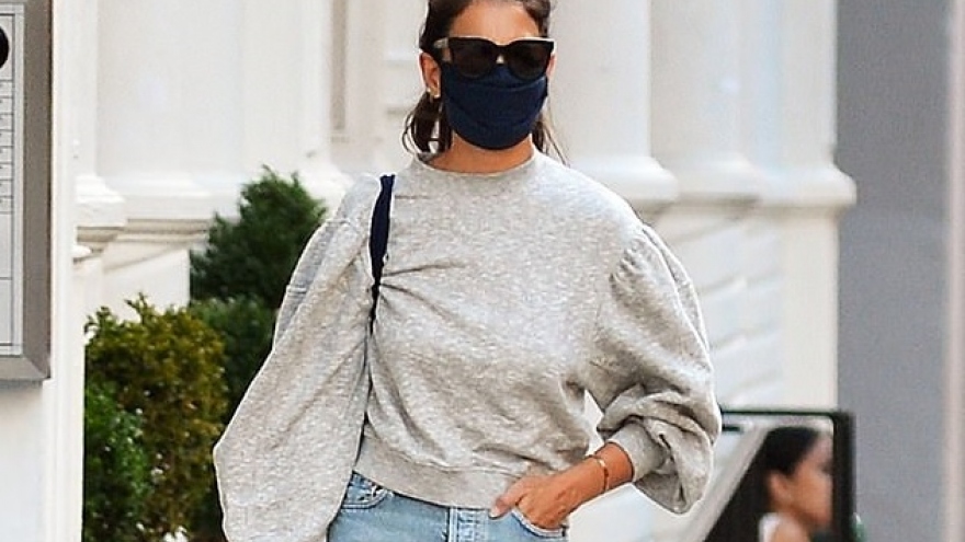 Katie Holmes mặc đồ khỏe khoắn, một mình đi dạo phố ở New York