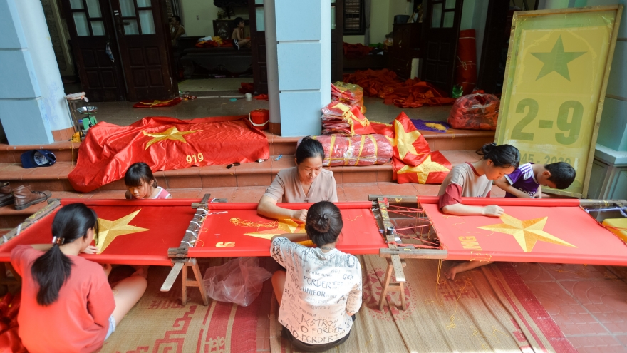 Về thăm làng nghề gần thế kỷ sản xuất cờ Tổ quốc