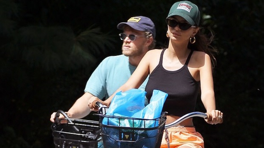 Emily Ratajkowski mặc croptop khỏe khoắn đạp xe cùng chồng ở Hamptons