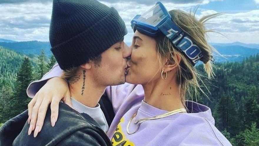 Justin Bieber ngọt ngào hôn vợ “lấm lem bụi bẩn” giữa ồn ào liên lạc với Selena