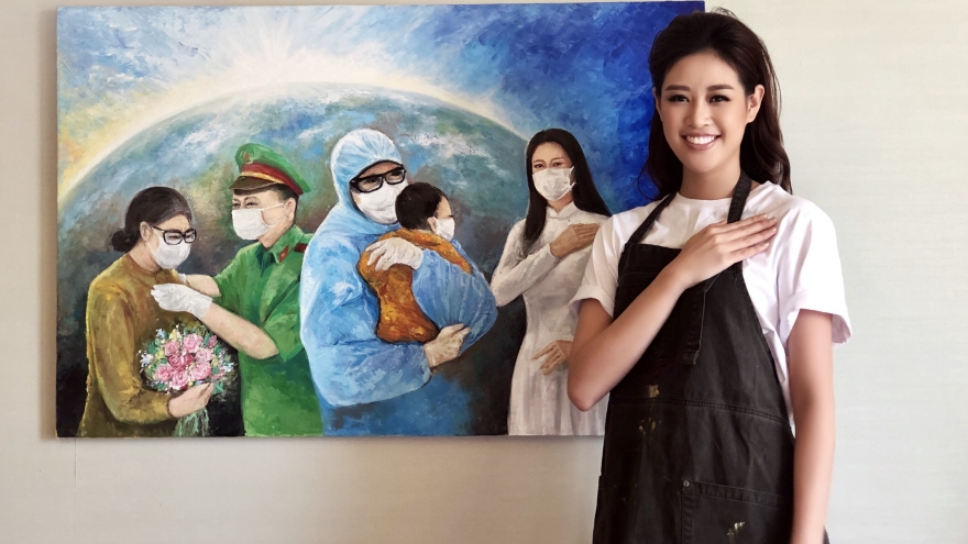 Hoa hậu Khánh Vân cùng cha vẽ bức tranh “Những trái tim yêu thương“