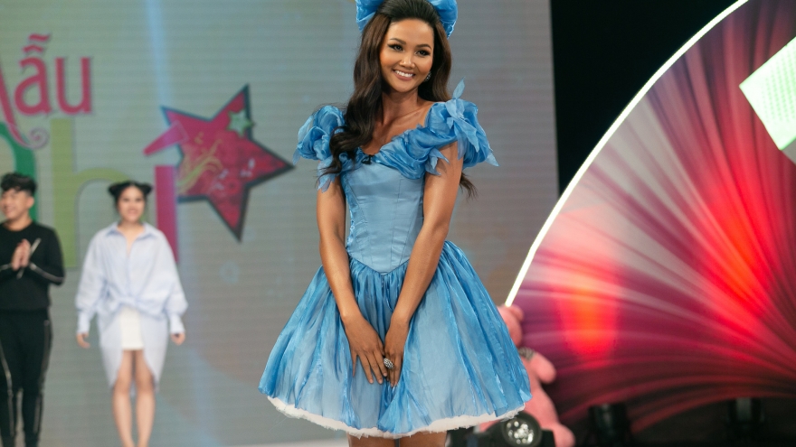 Hoa hậu H'Hen Niê hóa nàng Lọ lem trên sân khấu “Siêu mẫu nhí“