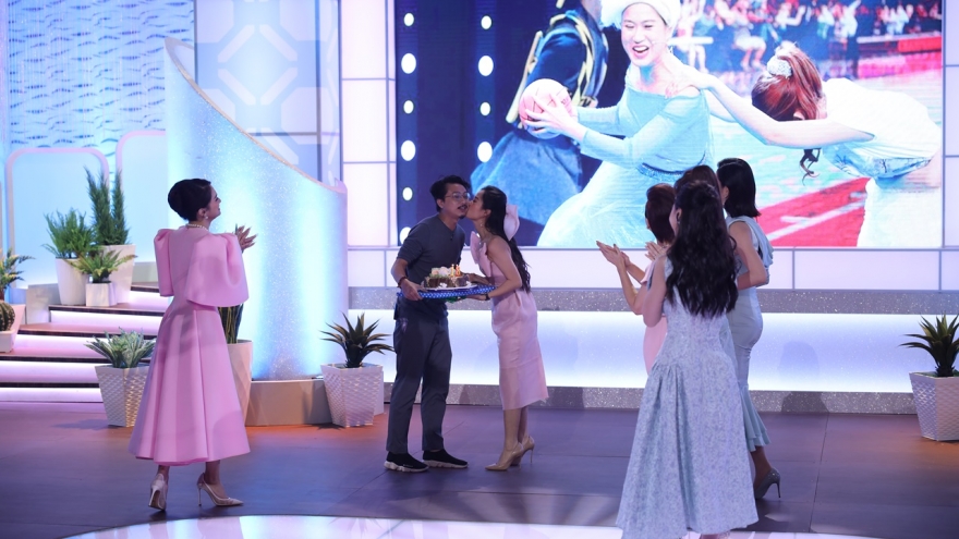 Lâm Vỹ Dạ xúc động, hôn ông xã Hứa Minh Đạt trong sinh nhật