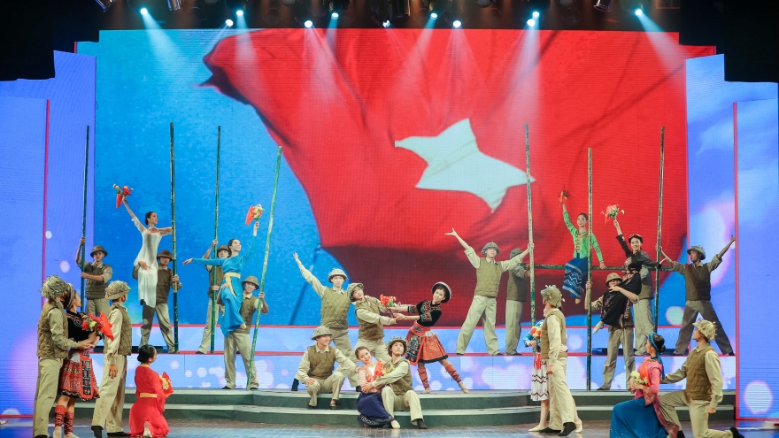 Toàn cảnh chương trình nghệ thuật “Tổ quốc tôi chưa đẹp thế bao giờ“