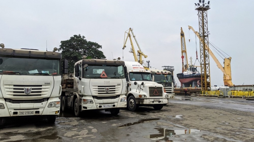 Doanh nghiệp vận tải tất tả lo giấy xác nhận để ra vào Hải Phòng