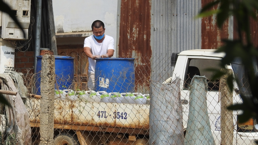 Doanh nghiệp dùng xe tải cũ nát chở xăng dầu đi bán dạo