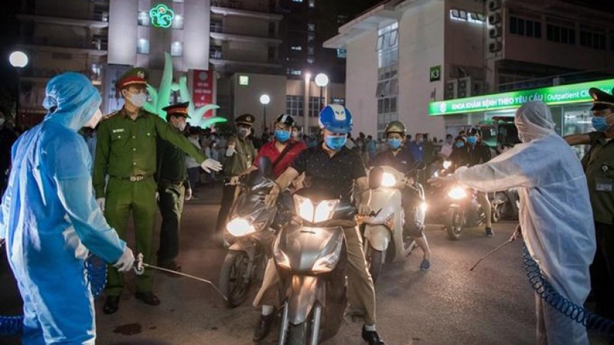 Bệnh viện Bạch Mai đưa 307 người khỏi bệnh về các địa phương