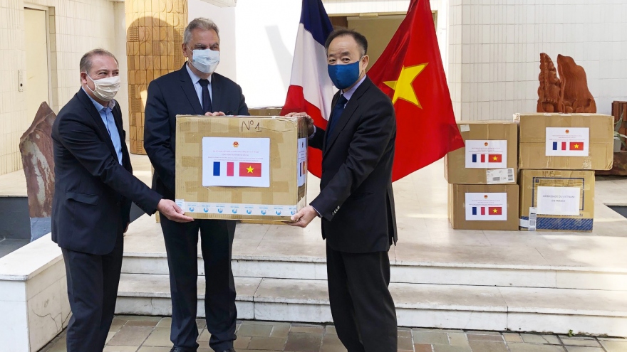 Đại sứ quán Việt Nam tại Pháp trao tặng khẩu trang cho các bạn Pháp