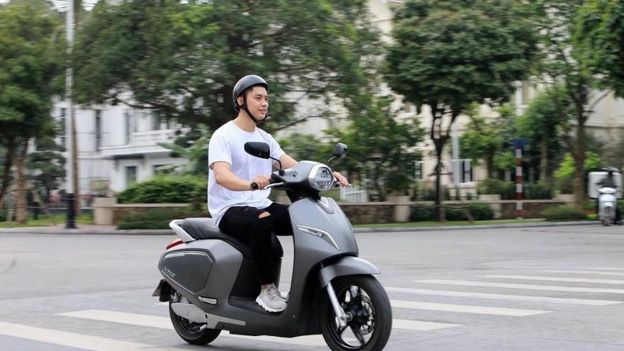 “Mổ xẻ” VinFast KlaraS: Vì sao giá ngang xe máy xăng?