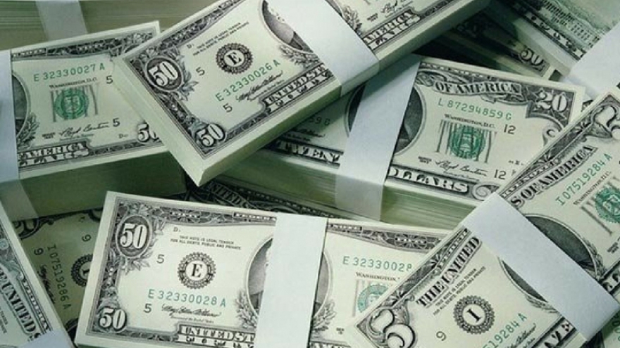 Nhiều ngân hàng thương mại tiếp tục giảm giá mua USD