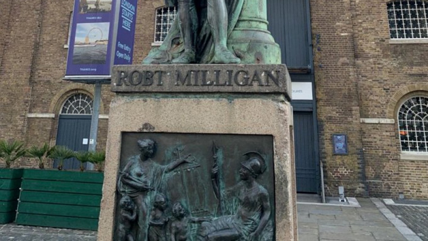 Dân Anh tiếp tục biểu tình đòi hạ tượng các nhà buôn nô lệ và thực dân