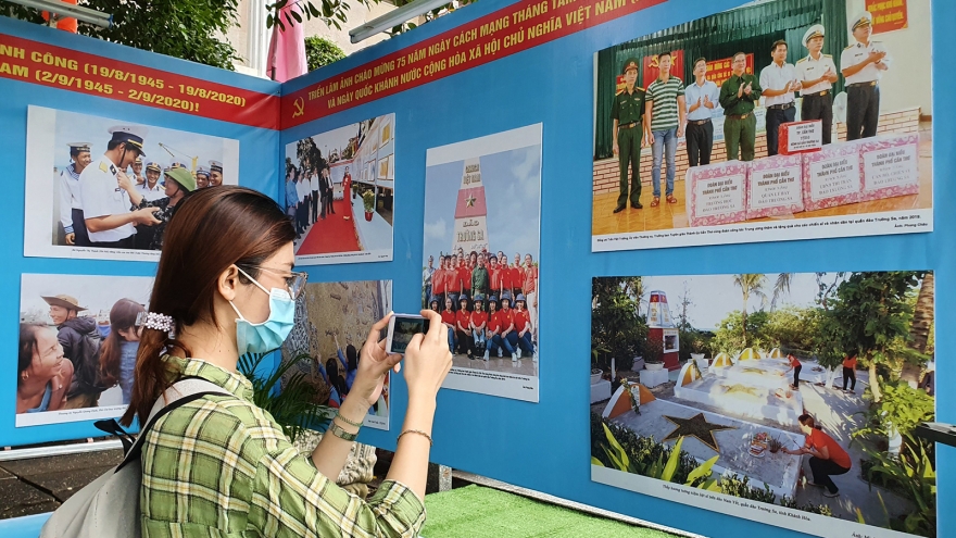 Triển lãm ảnh “Tổ quốc nhìn từ biển”
