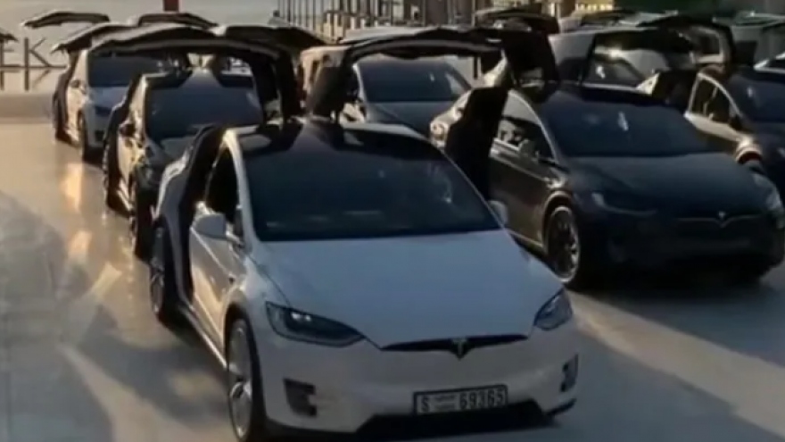 Video: Đội xe Tesla Model X đồng loạt “vỗ cánh” đầy ấn tượng