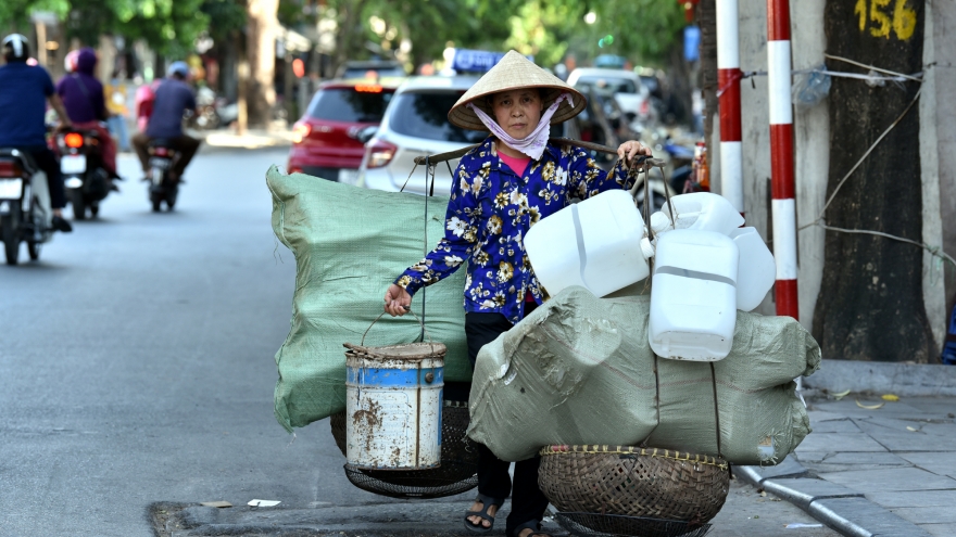 Nhọc nhằn mưu sinh dưới cái nắng “như đổ lửa” ở Thủ đô Hà Nội