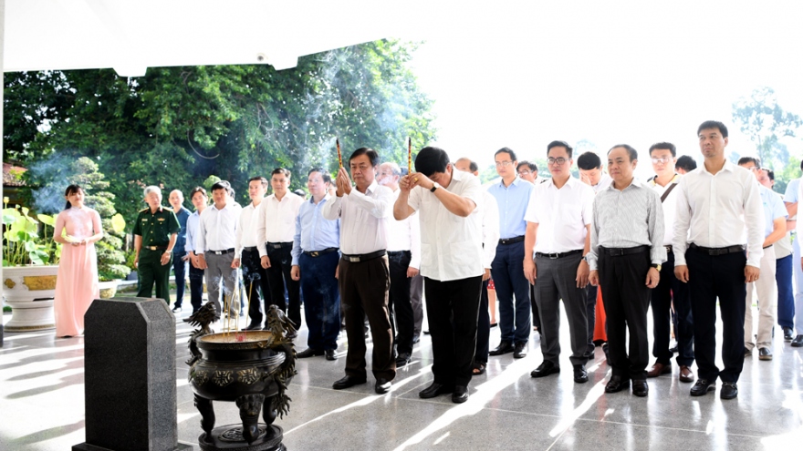 Thành kính dâng hương tưởng niệm tại Khu di tích Nguyễn Sinh Sắc