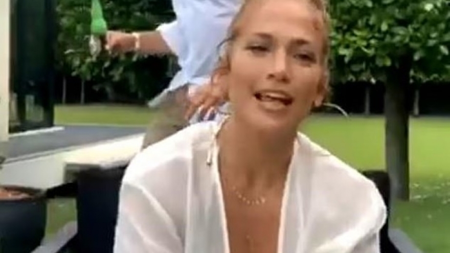 Jennifer Lopez vui vẻ giao lưu, khiêu vũ trực tuyến cùng tình cũ